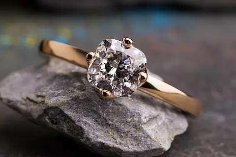 Verlobungsring Rosalie aus Roségold mit einem Diamanten mit Cushionschliff als Mittelstein und besetzter Ringschiene