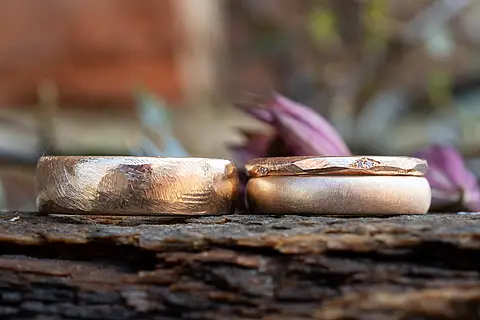 Boho Eheringe Vintage aus Rotgold und Roségold mit passendem Vorsteckring mit eingefassten Brillanten