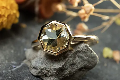 Verlobungsring Art Deco aus Roségold mit großem grünen Stein