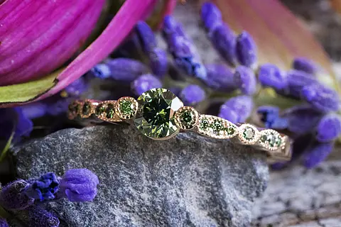 Verlobungsring aus Rotgold mit farbigen Brillanten