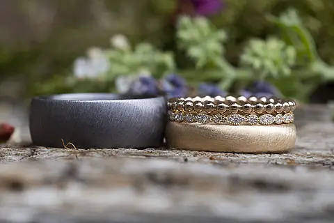 Eheringe aus Tantal und Roségold, mit zwei Vorsteckringen kombiniert