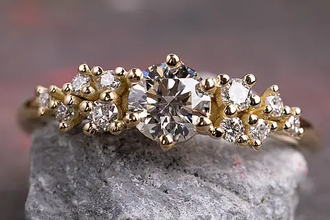 Verlobungsring aus Gelbgold mit unterschiedlich großen Diamanten