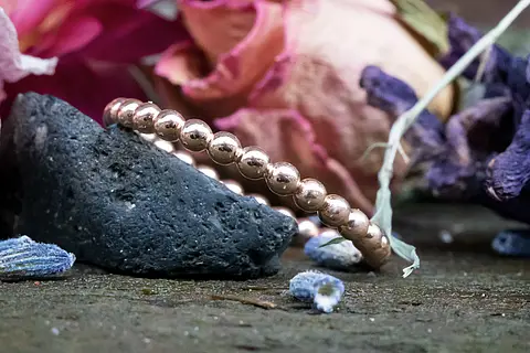 Kugelring aus Rotgold als Verlobungsring