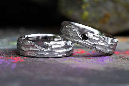Individuelle Eheringe aus Platin mit schwarzem Brillanten Individuelle Eheringe aus Platin