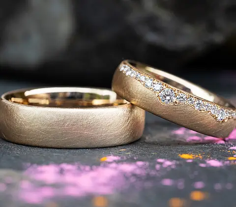 Trauringe aus Roségold mit weißen Diamanten