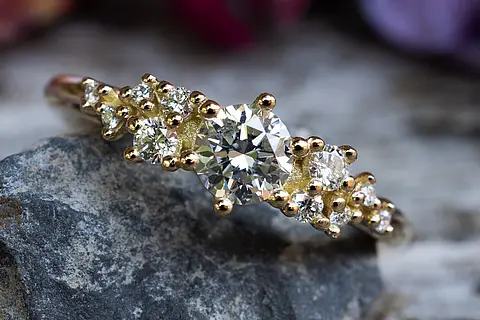 Ausgefallener Vintage Verlobungsring aus Gold mit Brillanten. Alle Verlobungsringe werden individuell angefertigt und können auch aus Rotgold, Roségold, Platin oder Weißgold angefertigt werden