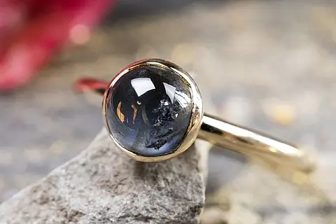 Art Deco Verlobungsring aus Roségold mit blauem Spinell Cabochon