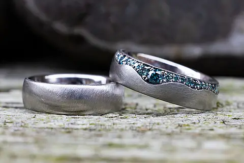 Silberne Eheringe mit blauen Brillanten