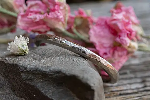 Verlobungsring im rustikalen rough Stil mit verschiedenen Facetten. Der Ring ist aus Rosepalladium, kann aber auch aus Gold, Platin, Roségold, Weißgold, Rotgold und Palladium angefertigt werden. Als Vorsteckring geeignet.