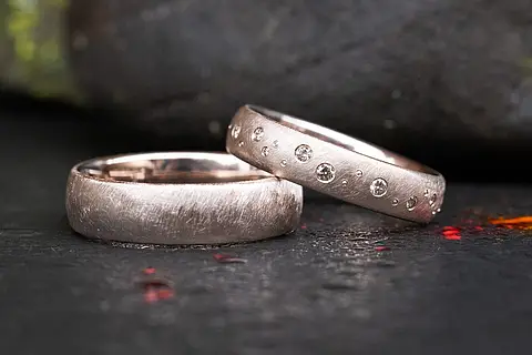 Schlichte Eheringe mit Diamanten