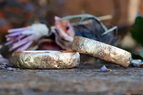 Moderne Eheringe mit einer strukturierten liquid Oberfläche