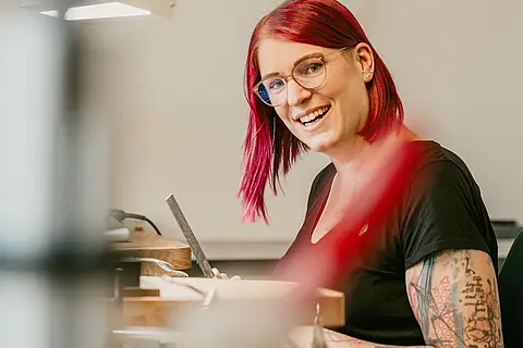 Goldschmiedemeisterin Birte Schumacher bearbeitet in der Werkstatt einen Trauring.