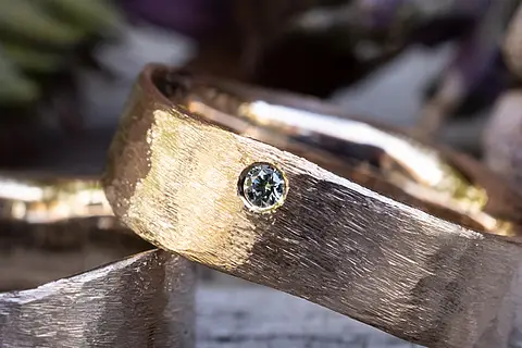 Ausgefallene Trauringe aus Rosépalladium mit Hammerschlag-Oberfläche & farbigen Brillanten