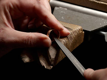 Goldschmied bei der Arbeit