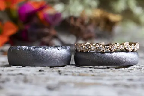 Schwarze Eheringe aus Tantal mit einem Vorsteckring aus Roségold