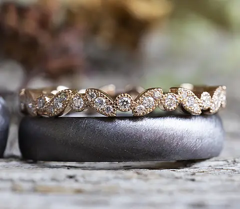 Schwarze Eheringe aus Tantal mit einem Vorsteckring aus Roségold