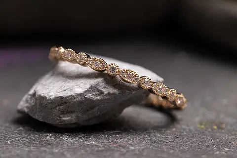 Verlobungsring Rapunzel Small aus Roségold mit kleinen Diamanten entlang der Ringschiene