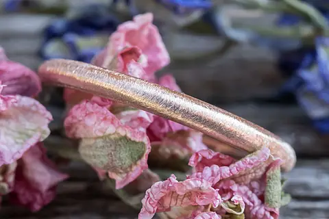 Edler Verlobungsring oder Vorsteckring aus Rotgold mit einer eismatten Oberfläche