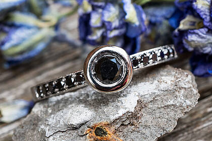 Ausgefallener Verlobungsring Verlobungsring aus Platin mit schwarzen Diamanten