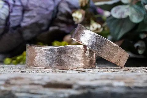 Ausgefallene Trauringe aus Rosépalladium mit einer gehämmerten Oberfläche