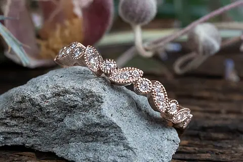 Besonderer Verlobungsring oder Vorsteckring im Vintage Design mit Millegriff und Brillanten. Der Ring kann in Roségold, Rotgold, Weißgold, Gelbgold, Palladium und Platin angefertigt werden.