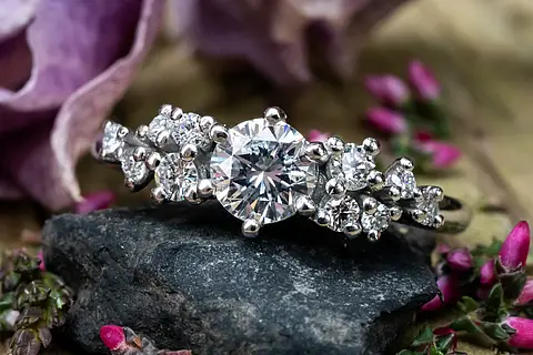 Vintage Verlobungsring mit einem großen und vielen kleinen Brillanten aus Platin