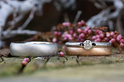 Schlichte Trauringe mit Vorsteckring Solitär Schlichte Trauringe aus Platin und Roségold mit einem 0,25ct Brillanten (Solitär)