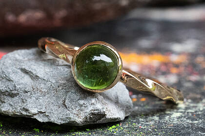Schlichter Verlobungsring mit grünem Stein Puristischer Verlobungsring aus Gold mit einem grünen Sein