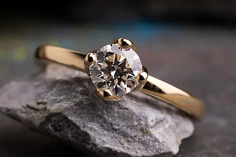 Verlobungsring aus Gelbgold mit einem Diamanten als Mittelstein