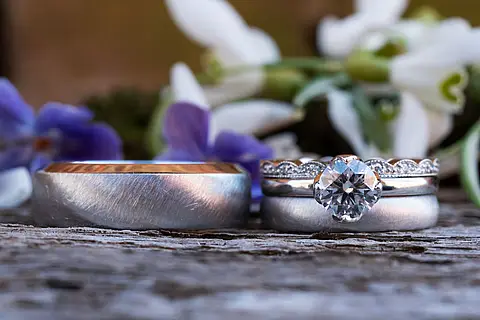 Ehering silber aus Platin mit zwei Vorsteckringen. Der erste Vorsteckring ist mit einem 1ct großen Stein versehen. Der zweite Vorsteckring ist mit vielen Brillanten bestückt.