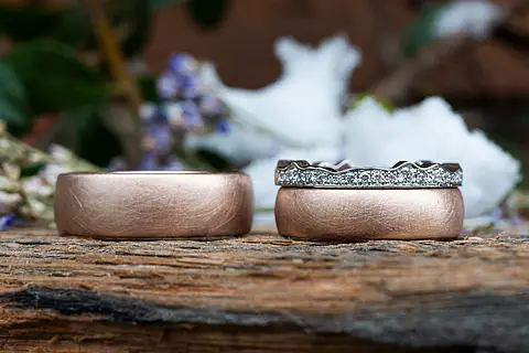 Moderne Eheringe aus Roségold mit einem Vorsteckring aus Platin mit eingefassten Brillanten