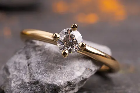 Verlobungsring aus Gelbgold mit Diamanten als Mittelstein