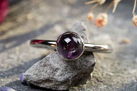 Art Deco Verlobungsring aus Weißgold mit violettem Stein