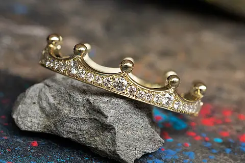 Verlobungsring Crown aus Roségold mit kleinen Diamanten entlang der Ringschiene