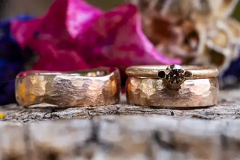 Gehämmerte Eheringe aus Rotgold mit einem Solitär Vorsteckring aus Roségold und einem brownish pink Solitär
