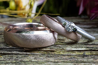 Schlichte Eheringe aus Rosépalladium mit einem Solitär Vorsteckring Schlichte Eheringe aus Rosépalladium mit Vorsteckring aus Platin