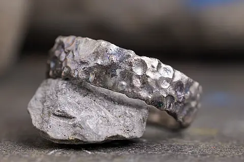Ehering aus Palladium mit angeschmolzener Oberfläche