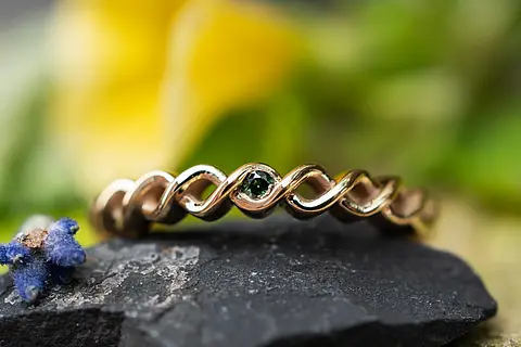 Besonderer Verlobungsring aus Rotgold mit einem grünen Diamanten