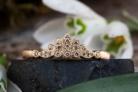 Verlobungsring Rosegold im Art Deco Design mit dunklen Brillanten. Die Form erinnert uns an eine Seerose