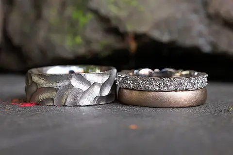 Ausgefallenes Eheringe-Set aus unterschiedlichen Ringstilen. Eine Kombination aus rustikal & schlicht.