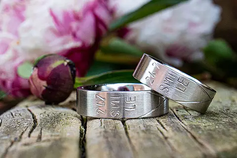Besondere Eheringe aus Platin oder Weißgold mit eingeschlagenen Buchstaben