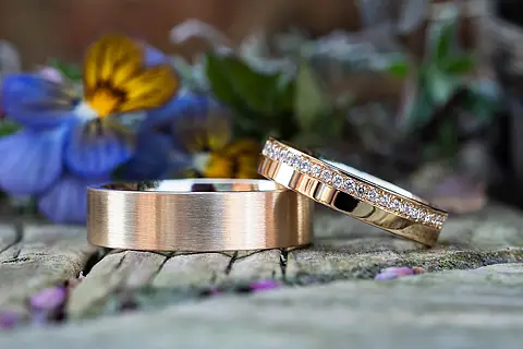 Schlichte Eheringe aus Gelbgold mit einer feinen Linie aus Steinen (Brillanten)