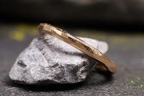 Verlobungsring aus Roségold mit gefeilter Struktur