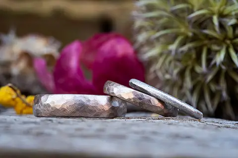 Eheringe Hammerschlag aus Rosépalldium kombiniert mit einem Vorsteckring aus Platin.