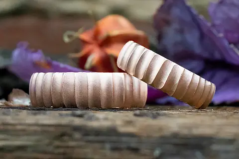 Rustikale Eheringe aus Rotgold mit einer auffälligen Struktur