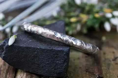 Besonderer Verlobungsring im rustikalen rough Stil aus Weißgold. Der Ring kann auch aus Gold, Rotgold, Roségold, Palladium oder Platin angefertigt werden. Als Vorsteckring geeignet