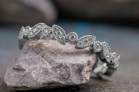 Vintage Verlobungsring mit kleinen Diamanten entlang der Ringschiene