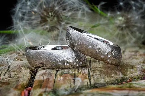 Ausgefallene Eheringe silber aus Weißgold mit einer rustikalen Oberfläche und ergonomischem Querschnitt für besonders guten Tragekomfort