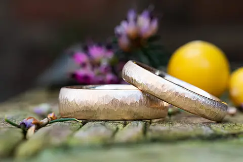 Ausgefallene Eheringe aus Roségold mit einer feinen Hammerschlag Oberfläche