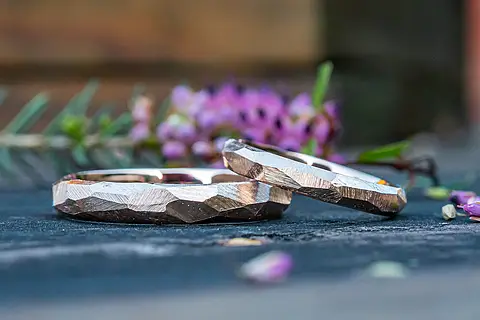 Besondere Trauringe aus Roségold mit einer rustikalen Oberfläche und markanten Highlights